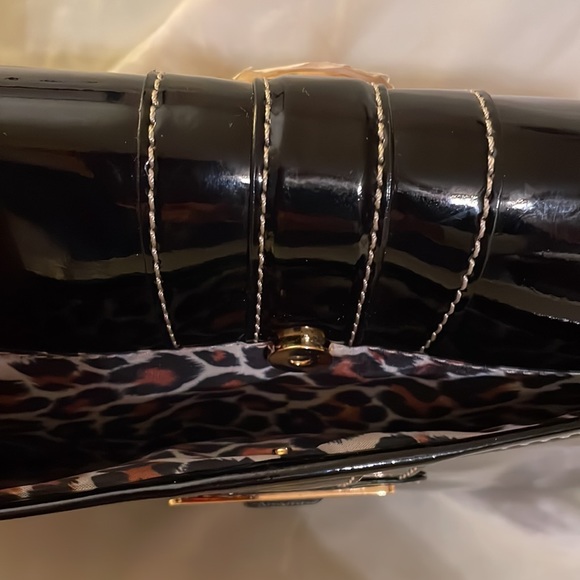 Black brand new MAXX NEW YORK purse. Never used no rips, tears or damage. 14 x 7 - Picture 5 of 11